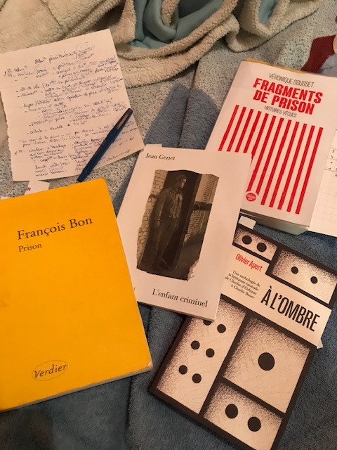 aujourd&rsquo;hui, barrages grilles et regards&nbsp;derrière